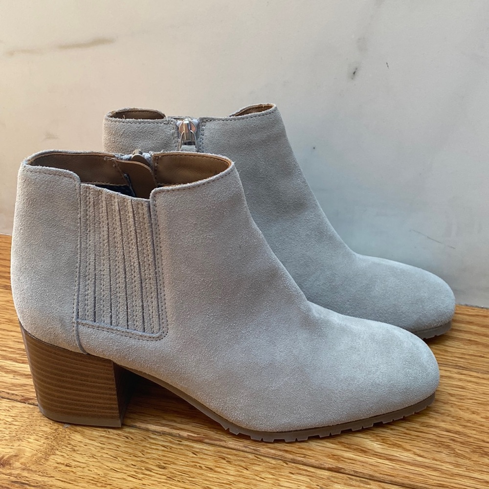 New Aquatalia Booties Suede light gray size 6.5 Made in Italy